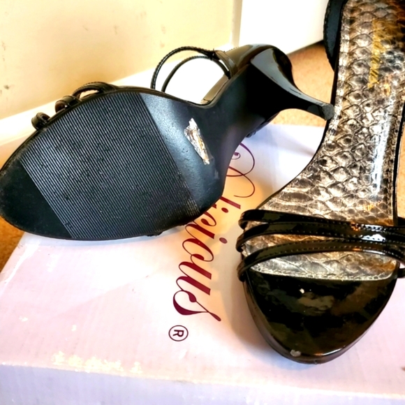 BLACK Strappy Sandal                         Like NEW....WORN ONCE!! - Picture 3 of 4